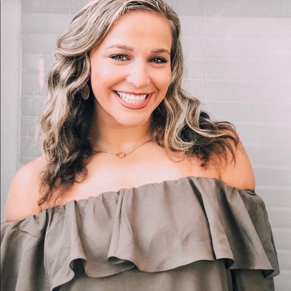 Meet your Posher, Jessica - Picture 1 of 6